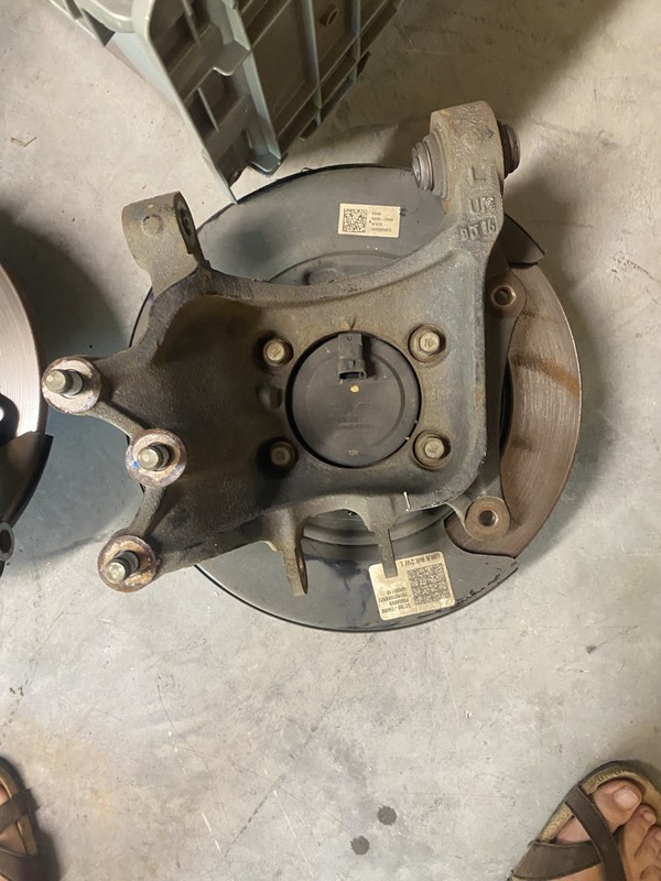 2017 KIA SORENTO LX LEFT REAR HUB OEM