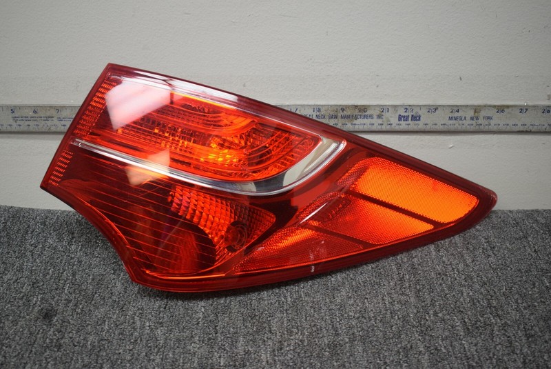 2013-2016 SANTA FE RIGHT SIDE TAIL LIGHT FACTORY OEM