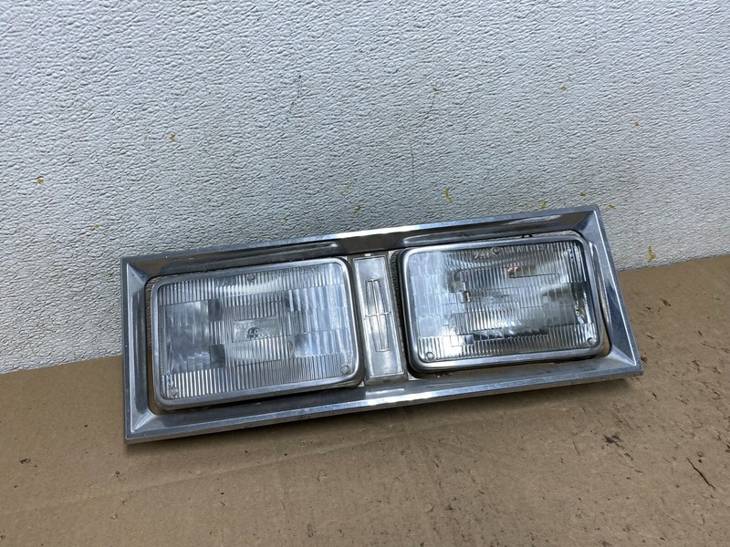1980 to 1989 Lincoln Town Car Left Or Right HeadLight E0VB-130520-AH N3960