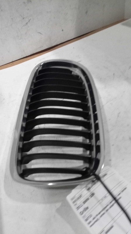 2011 BMW 328i Grille OEM White 51117198906 Used 131K Miles