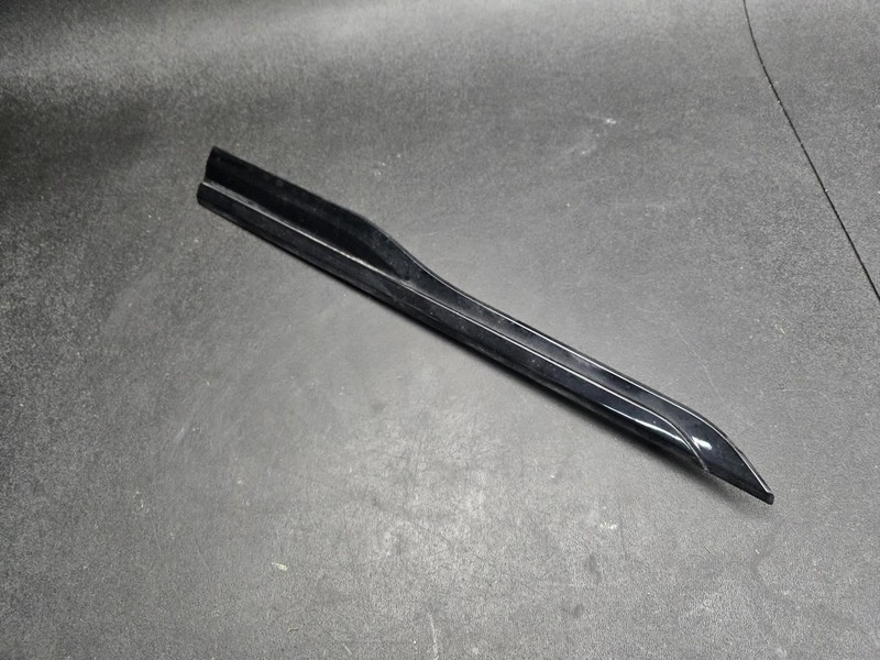 Front Right Door Upper Molding 2018 Range Rover Velar J8A2-29426-CD 2019 - 2022