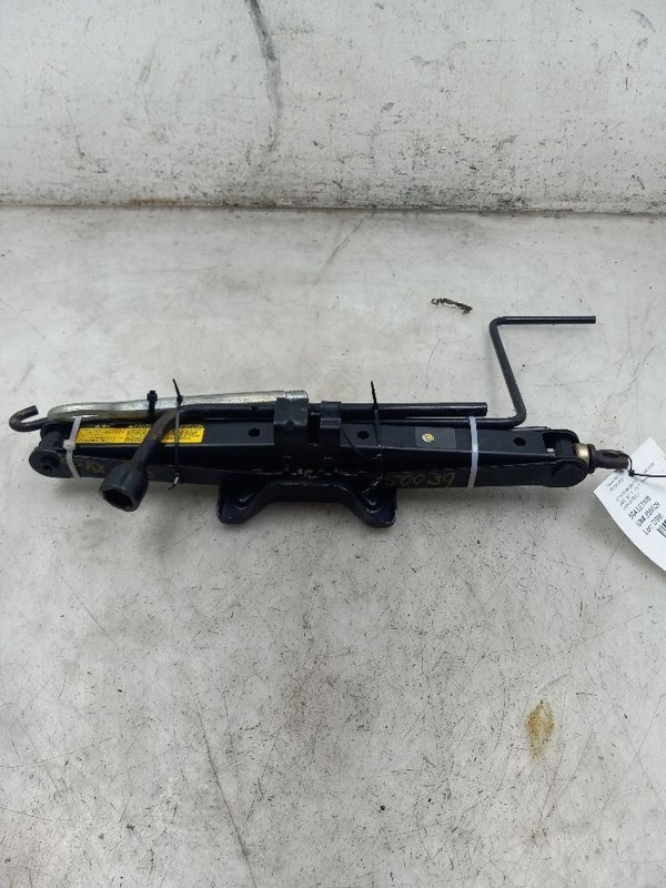 05 TOYOTA RX330 JACK WITH TOOLS