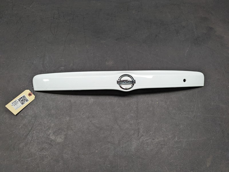 Rear Deck Lid License Lamp Molding 2017 Nissan Versa 84810-9KC4C 2014 2015- 2019