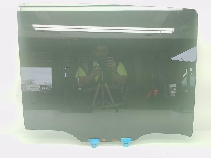 17-19 Nissan TITAN Platinum Reserve Passenger Right Rear Door Window Glass