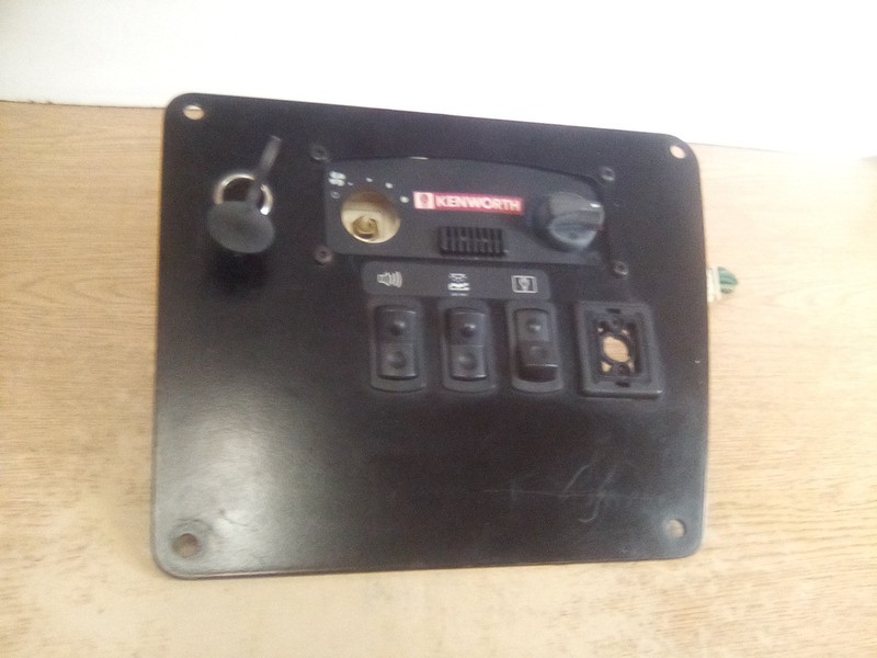 Kenworth T2000 Sleeper Control Panel F21-1001, 00713AA "MISSING A KNOB"