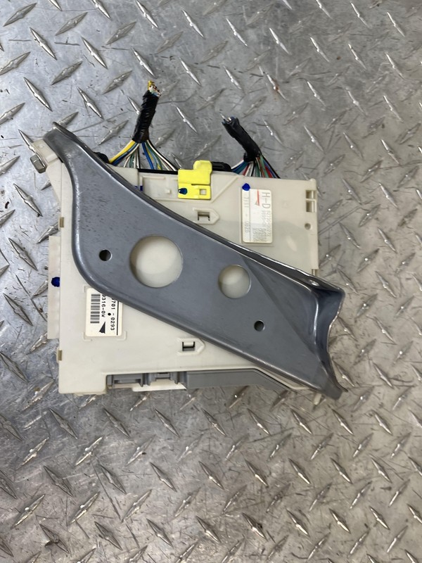 06-11 LEXUS GS350 Fuse Relay Junction Control Module 82730-30272 OEM