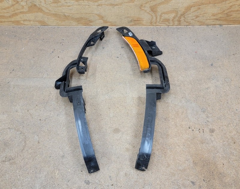 2017 - 2020 Chrysler Pacifica Front Bumper Right Marker Light W/ Brackets OEM