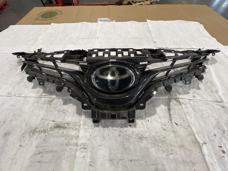 2019 Toyota Camry Grille Black OEM Used 88000 Miles NJ25-21601-534562