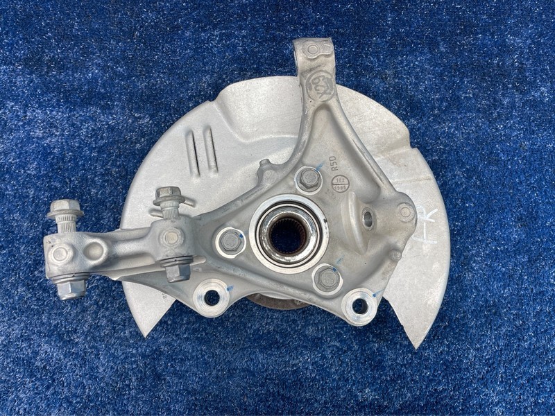 2017–2019 Cadillac XT5 Front right Steering Knuckle with Hub OEM