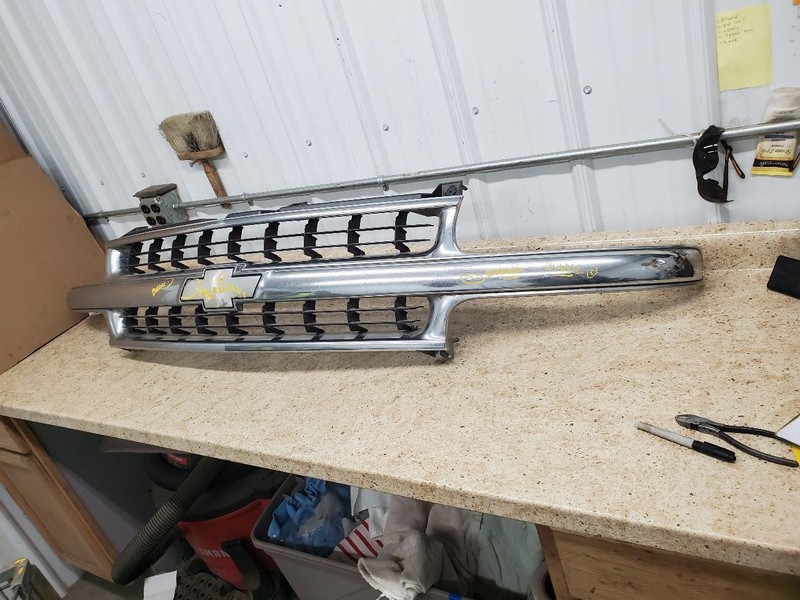 Grille Excluding Ltz Chrome Fits 00-06 SUBURBAN 1500 303932