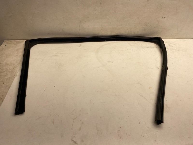 2018-2022 FORD ECOSPORT RIGHT FRONT DOOR WINDOW SEAL SURROUND RUBBER OEM