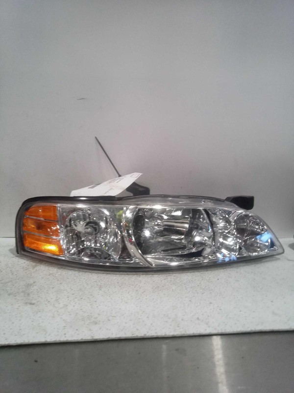 2000-2001 Nissan Altima Right Headlight Assembly Black OEM 478641 Used