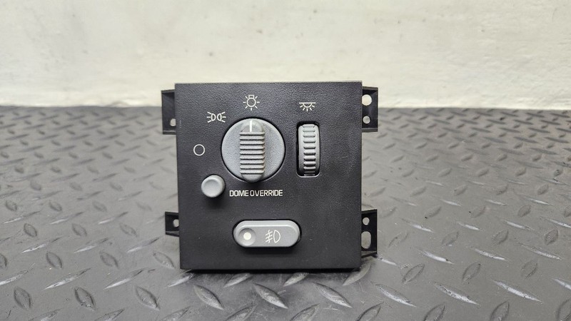 99-05 Chevrolet S10 Blazer Headlamp Switch W/ Fog Lamp OEM 15755954