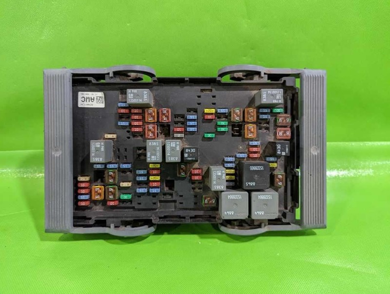 10-13 AVALANCHE ENGINE FUSE RELAY BOX OEM 4526-34