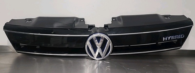 Hybrid Front Grille 2011 - 14 VW Jetta MK6 Sedan Genuine 5C6 853 653 F OEM