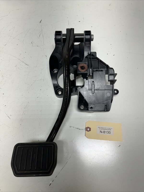 17-22 TESLA MODEL 3 BRAKE & ACCELERATOR PEDAL ASSEMBLY 1044691-00-C 8130 M9
