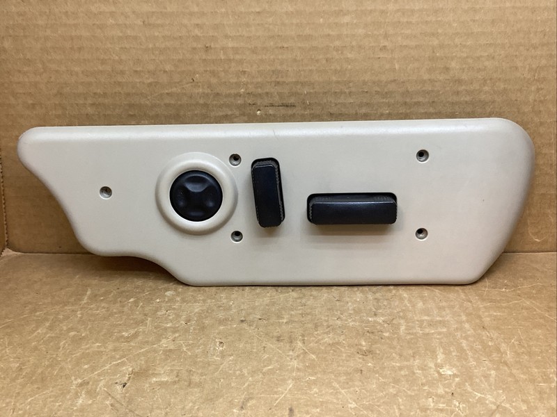 03-06 Cadillac Escalade Passenger Seat Control Switch Bezel 88941679 Shale Gray