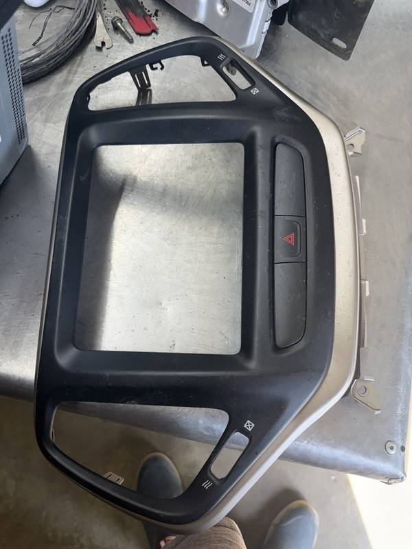 2014-2020 Jeep Cherokee Front Dash Air Vent Radio Bezel Trim 68160143AB