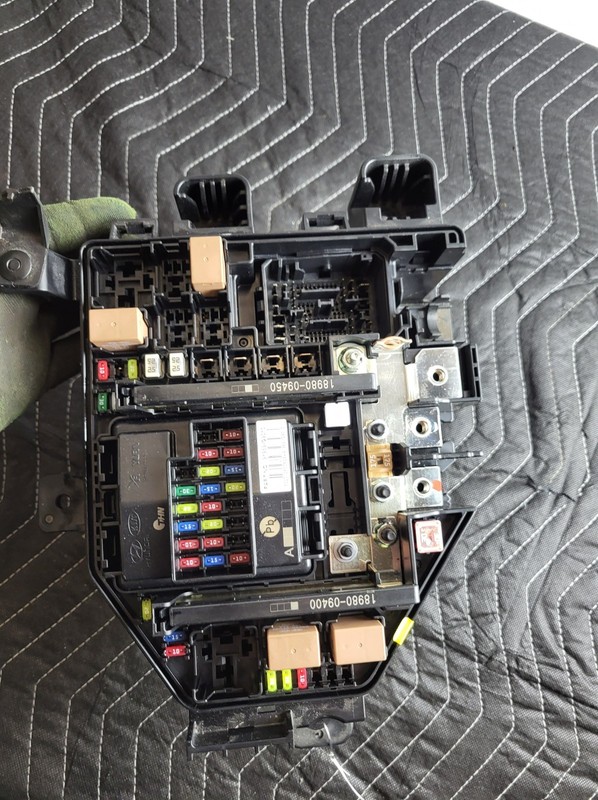 Used Oem Genesis G70 Engine Fuse Relay Junction Box for 2022 G70 2.0L RWD