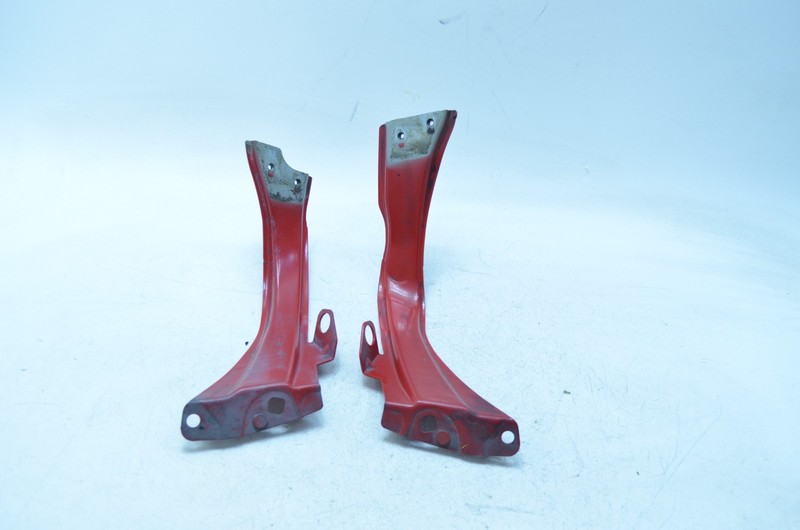 12-19 VOLKSWAGEN BEETLE FRONT LEFT / RIGHT FENDER BRACKET SET RED OEM