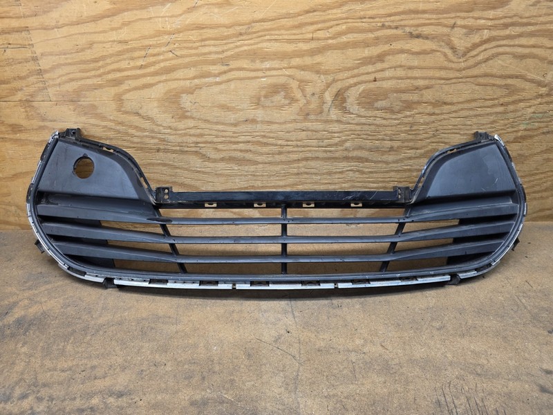 2011 2012 2013 Hyundai Tucson Front Bumper Center Lower Grille 865612V010 OEM