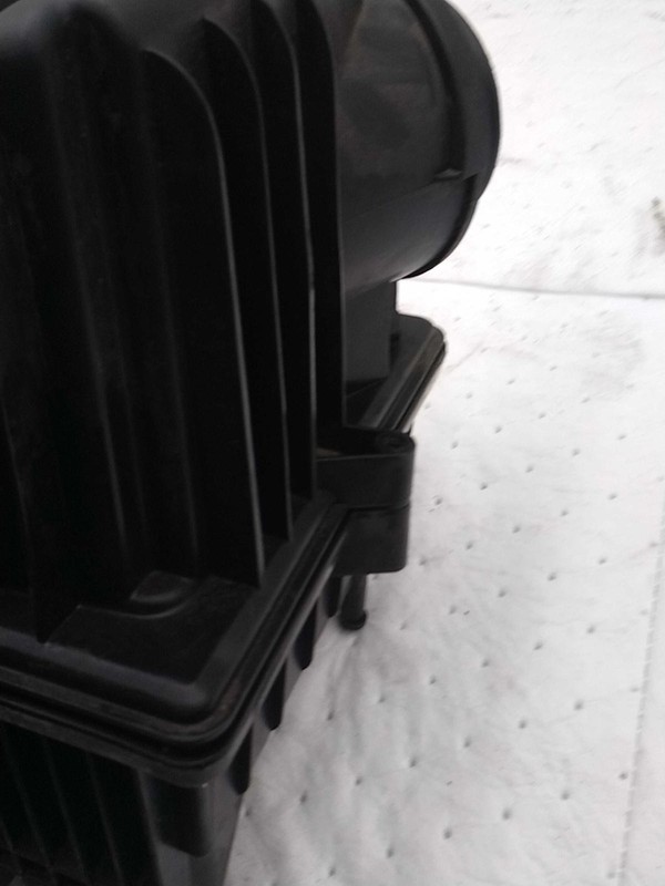 Used Air Cleaner Assembly fits: 2019 Jeep Compass new style horizontal rear door