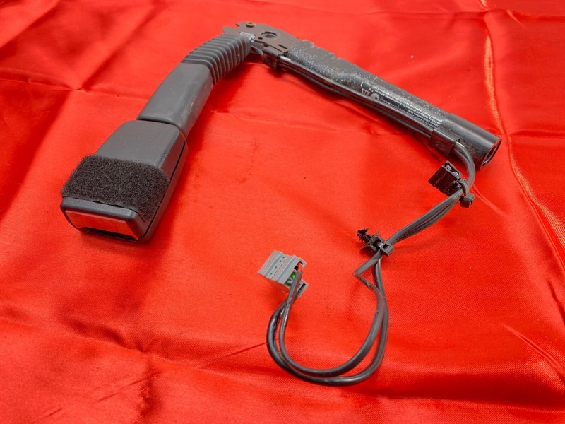 BMW E88 E82 E90 E92 1/3 Series Right Passenger Seat Belt Buckle Tensioner OEM✅