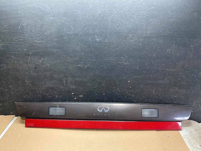 1990 - 1993 Infiniti Q45 Center Trunk LID Tail Light OEM Q2993 DG