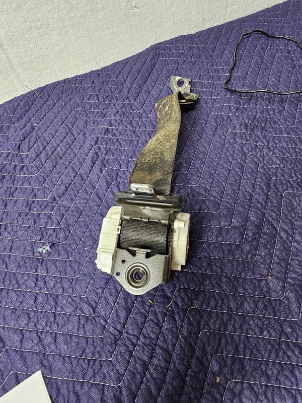 04-10 BMW 535i E60 E61 Rear Center Middle Seat Belt Retractor 7070085 OEM
