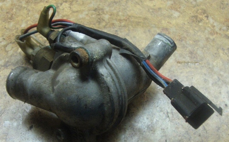 1992 Yamaha FZR600 FZR 600 R FZR600R Engine Cooling Thermostat Housing Thermo 92