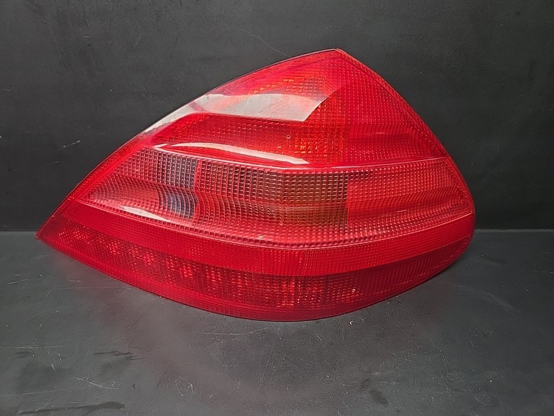 03-06 MERCEDES-BENZ R230 SL500 REAR RIGHT PASSENGER SIDE TAIL LIGHT LAMP OEM