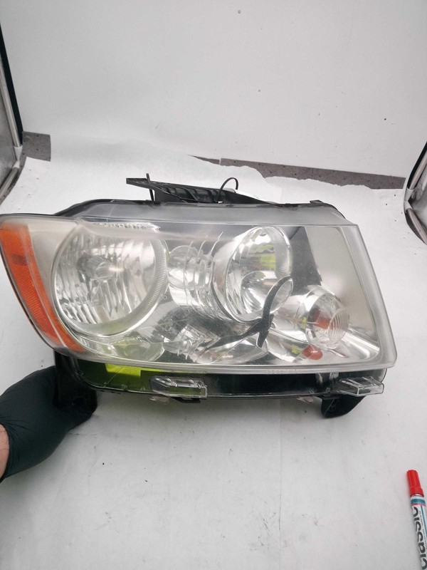 2011 Jeep Grand Cherokee Right Headlight Assembly Grey OEM 363701 123K Miles