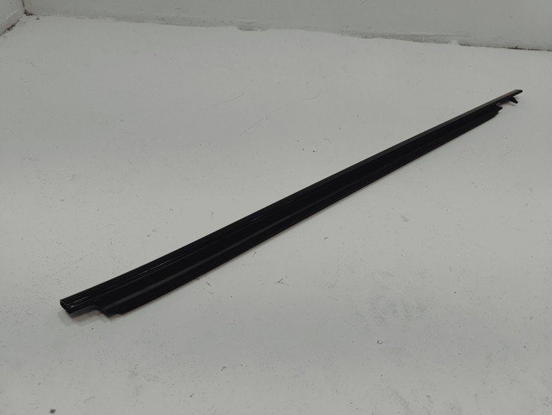2018-2020 TOYOTA CAMRY REAR PASSENGER SIDE DOOR WINDOW BELT MOLDING BLACK OEM