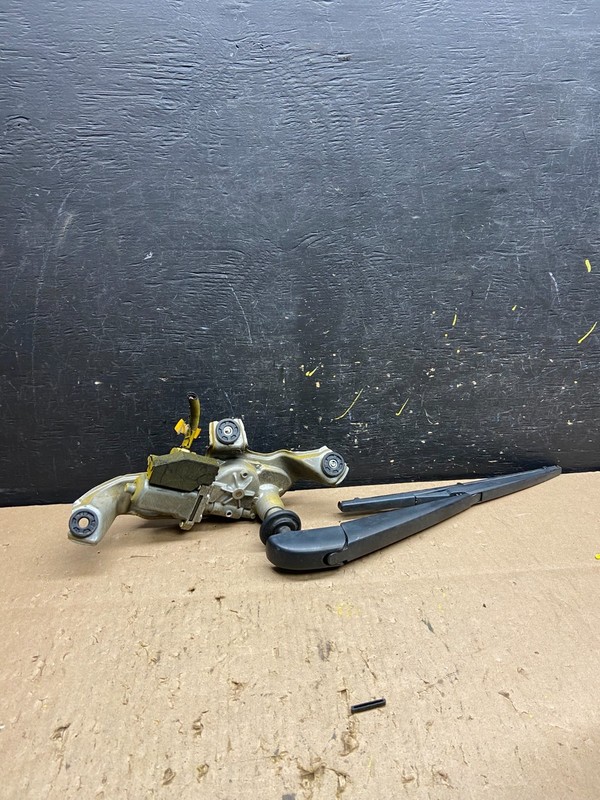 2012 to 2017 Toyota Prius V Rear Wiper Windshield Motor t6245 DG