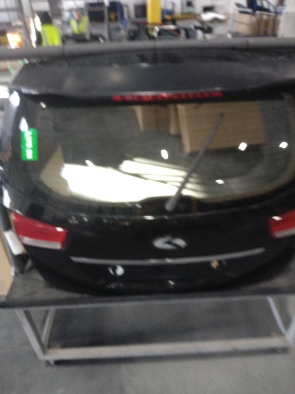 Used Deck Lid fits: 2015 Kia Sedona power lift rear view camera incandescent lam