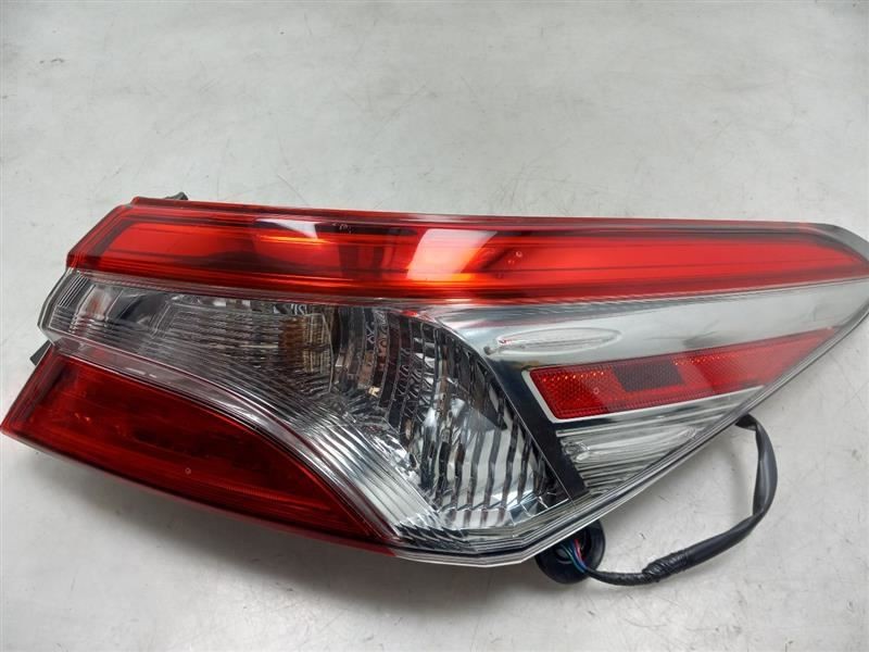 18-24 TOYOTA CAMRY SE PASSENGER SIDE REAR QUARTER MOUNTED TAIL LIGHT