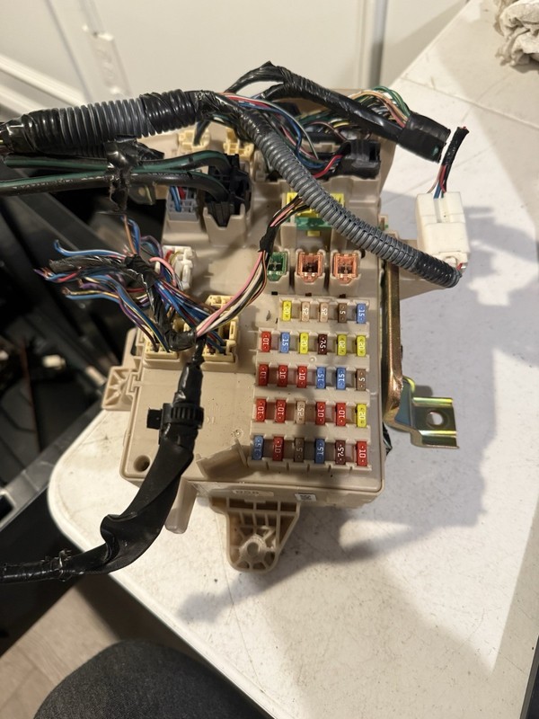02–2004 TOYOTA CAMRY Cabin Junction Fuse Box Under Instrument Panel 82730-06130