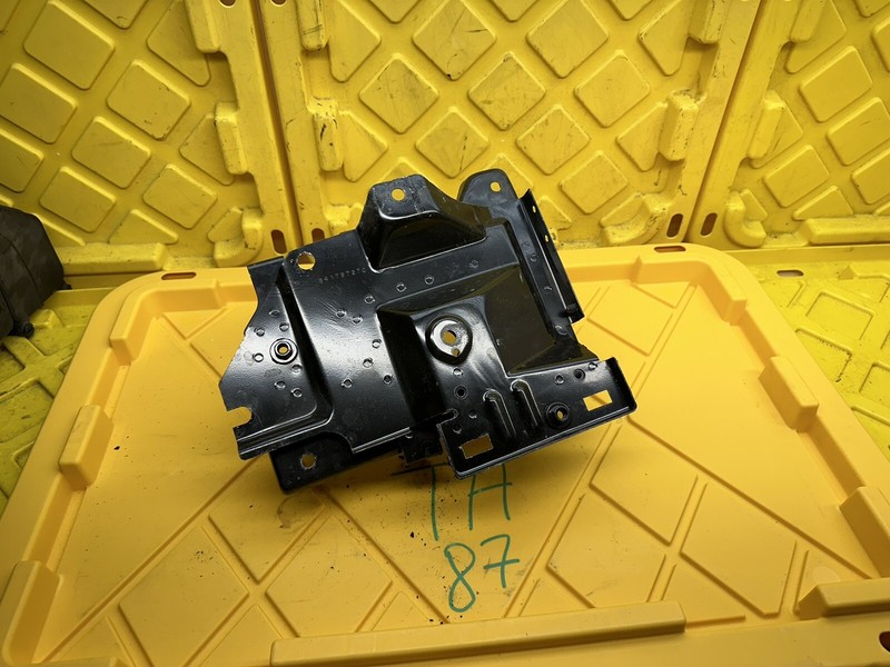 2018-2023 CHEVROLET EQUINOX ENGINE BATTERY BOX TRAY HOLDER BRACKET SUPPORT OEM