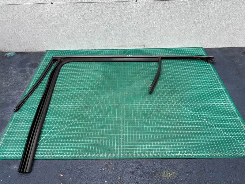 22-23 KIA STINGER - REAR LEFT DRIVER SIDE DOOR WINDOW GLASS CHANNEL RUN OEM