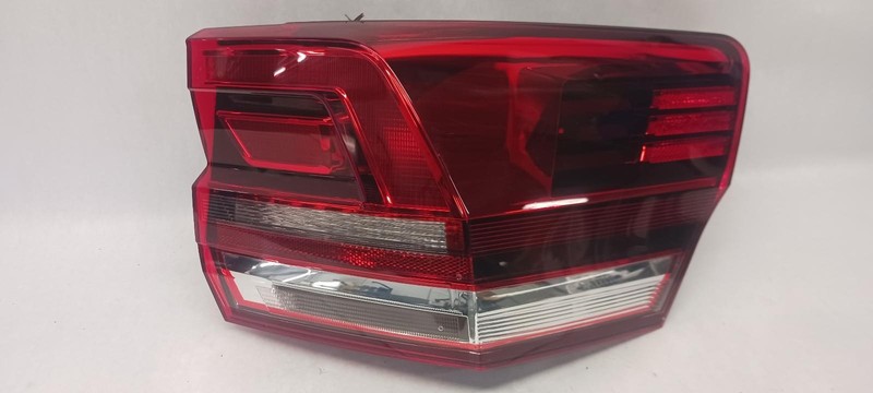 18-'20 VOLKSWAGEN ATLAS Right passenger outer Taillight OEM Grade A!