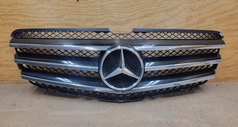 2011 2012 2013 MERCEDES R-CLASS Front Bumper Upper Grille W/ Emblem OEM 9461535