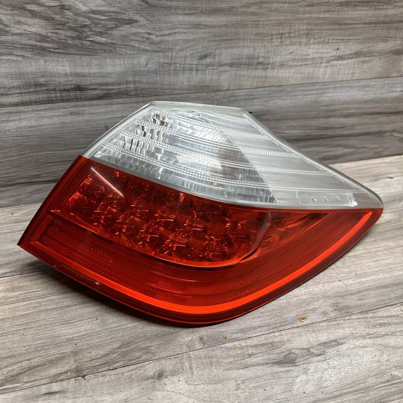 2009 - 11 HYUNDAI GENESIS SDN RIGHT TAILLIGHT LED OEM 92402 3M0 2010 2011 09