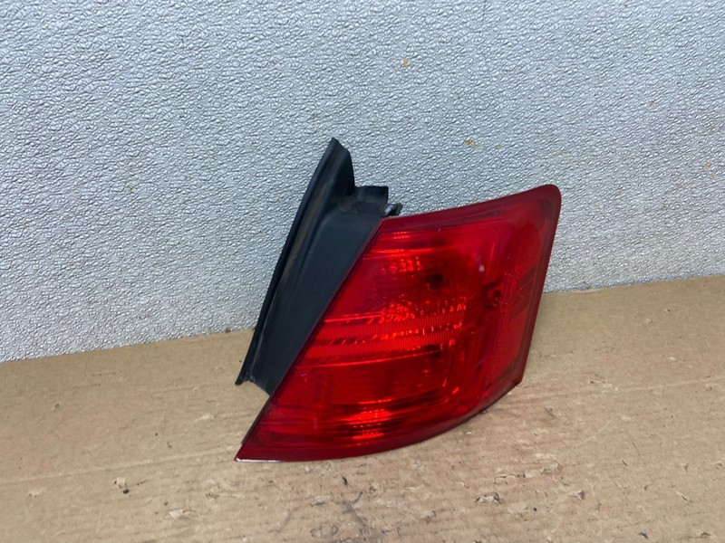 2014 to 2018 Ford Taurus Interceptor Right Passenger RH Tail Light OEM AB4679 LK