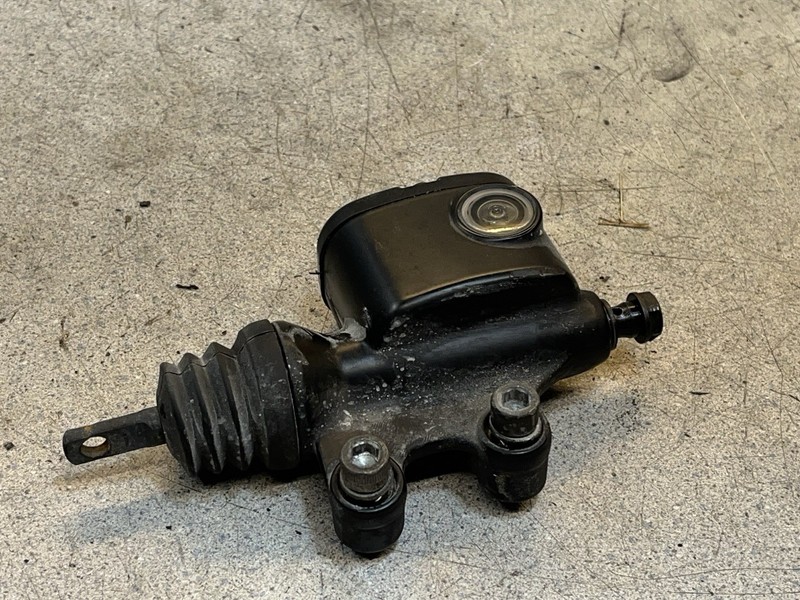 2012 Harley Davidson FLHR Road King Touring Rear Brake Master Cylinder