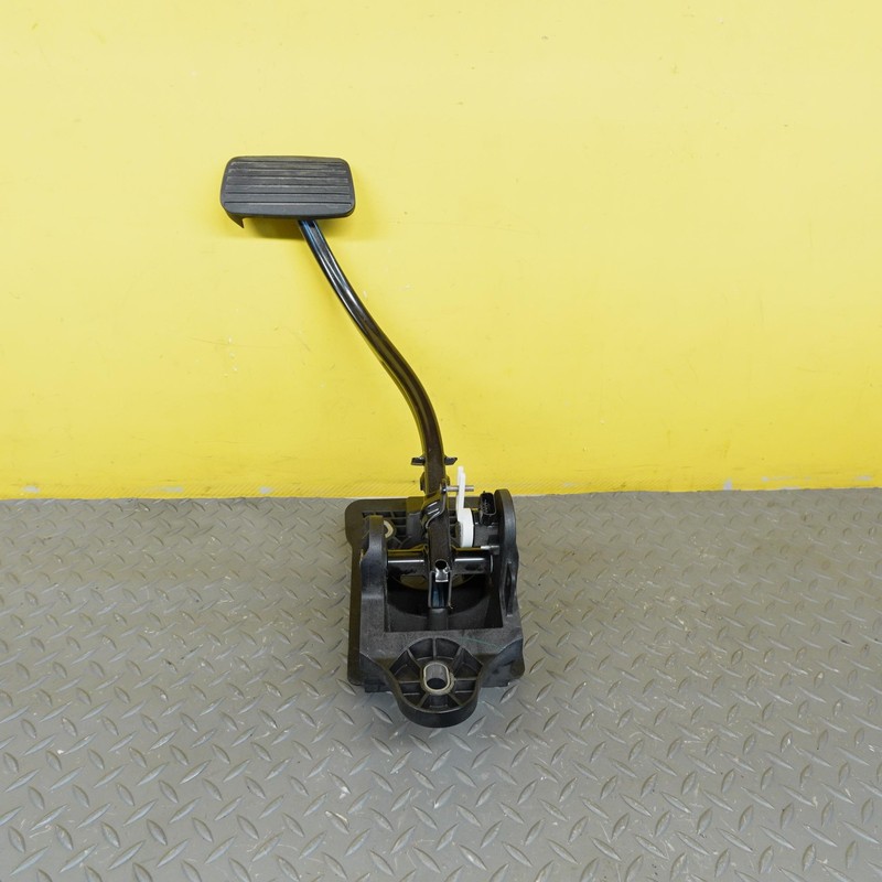 2019-2025 GMC SIERRA 1500 Left Side Floor Brake Pedal Bracket Oem 84596350