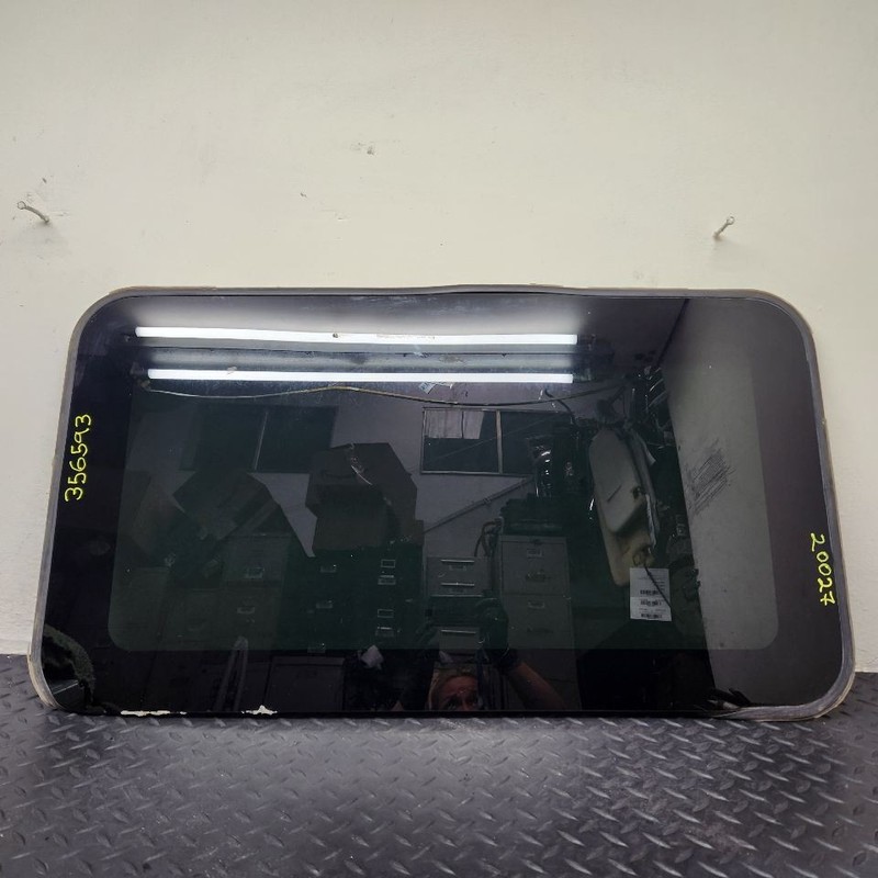 00-06 GMC Yukon XL 1500 Roof Sunroof Glass Only OEM 15008766