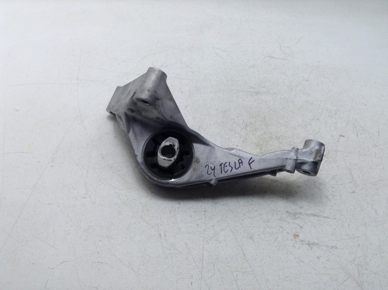 20-24 TESLA MODEL Y PERFORMANCE FRONT LEFT DRIVE UNIT MOUNT BRACKET OEM