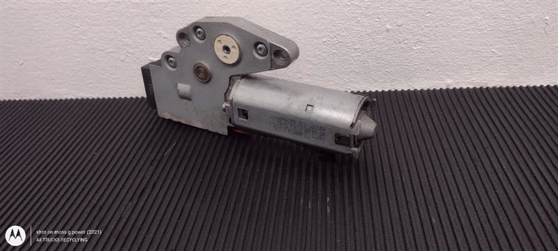98-05 Mersedes-Benz ML Models Sunroof Sun Roof Window Motor OEM 1638200742