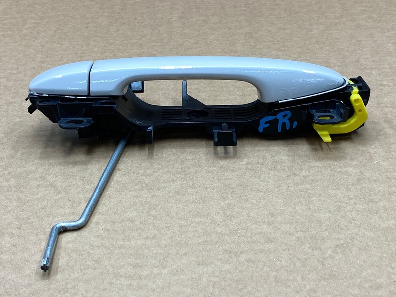 2016-2017 SUBARU CROSSTREK FRONT RIGHT PASSENGER SIDE DOOR HANDLE OEM LOT773