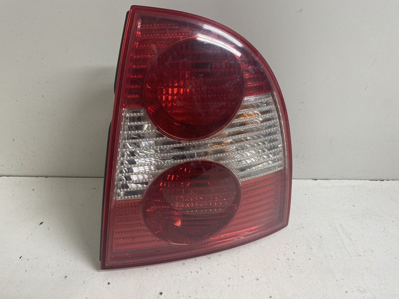 2001-2005 Volkswagen Passat Right Passenger Tail Light Lamp Taillight Taillamp
